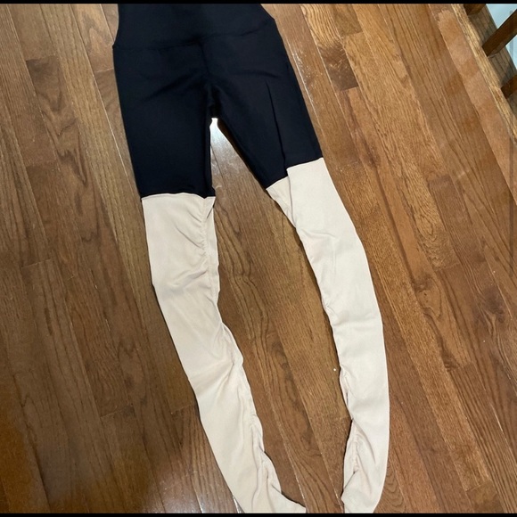 Alo Yoga Goddess Leggings Black and Light Pink - Picture 2 of 11